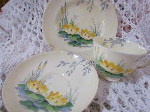 VINTAGE CROWN STAFORDSHIRE MADE IN ENGLAND SET OF 5 TRIO,S.!!