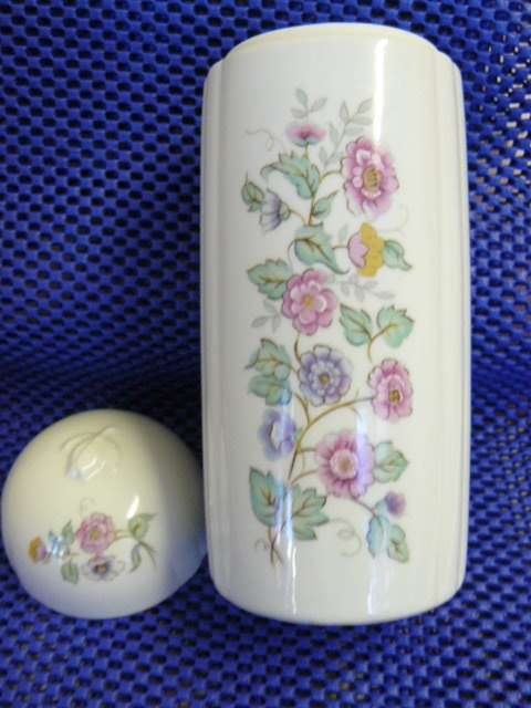 ELIZABET ARDEN VASE WITH LID TALL