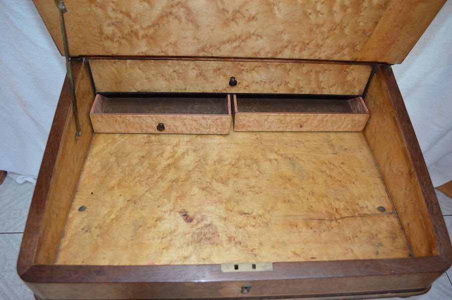 Beautiful Bur wallnut and birdseye verneered Victorian davenport