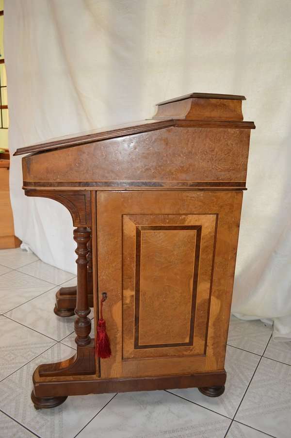 Beautiful Bur wallnut and birdseye verneered Victorian davenport