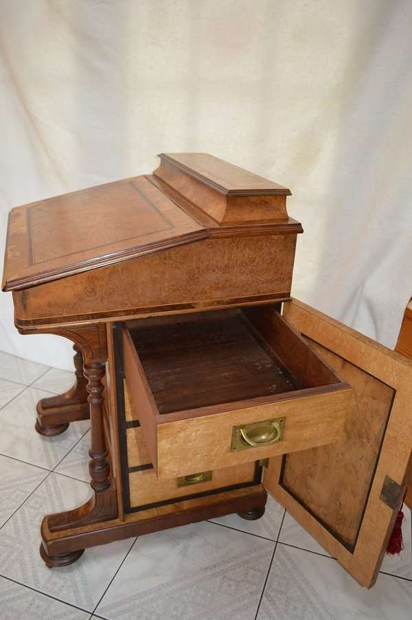 Beautiful Bur wallnut and birdseye verneered Victorian davenport