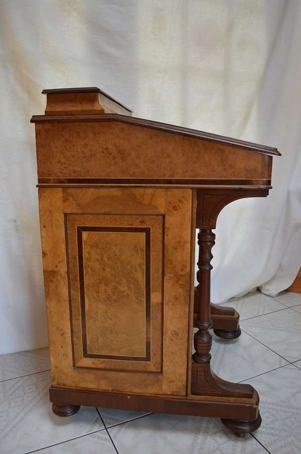 Beautiful Bur wallnut and birdseye verneered Victorian davenport