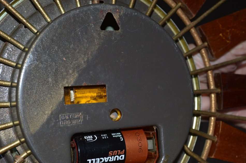 Lovely teak and gold toned Seth Thomas SUNBURST electronic clock