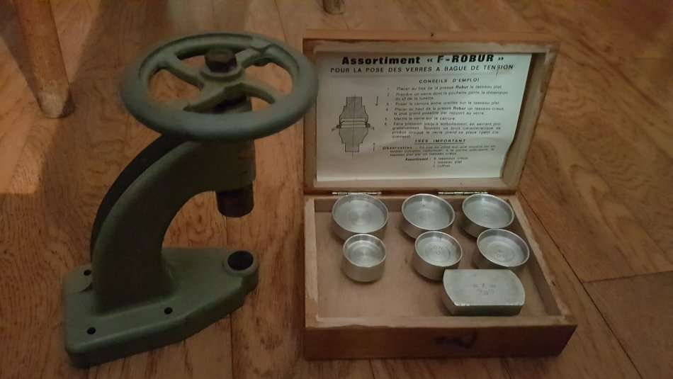 Robur glass fitting dies with Robur spindle press