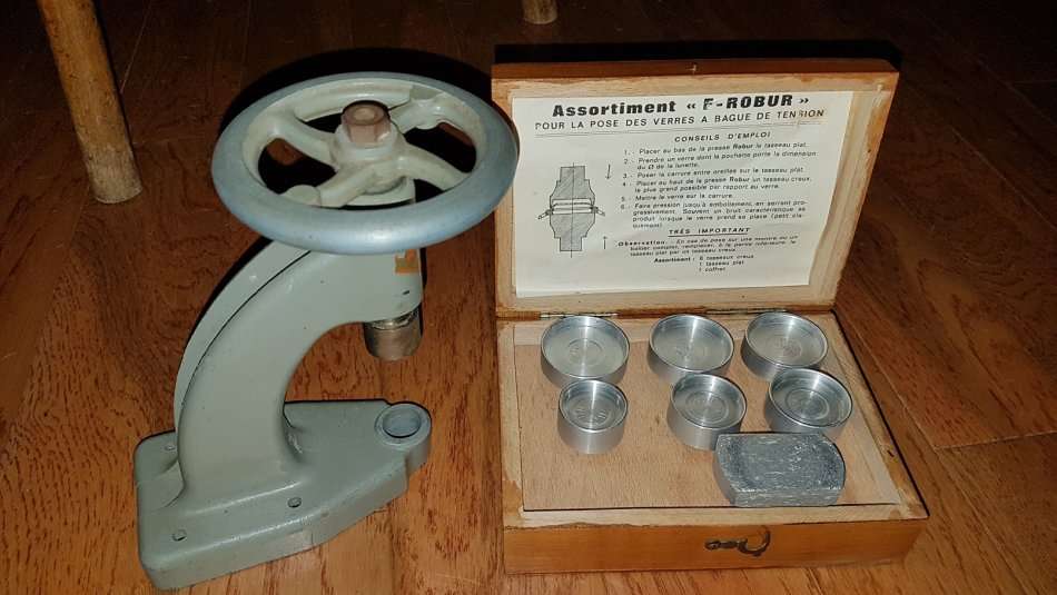 Robur glass fitting dies with Robur spindle press