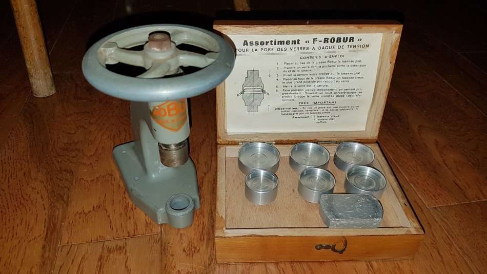 Robur glass fitting dies with Robur spindle press