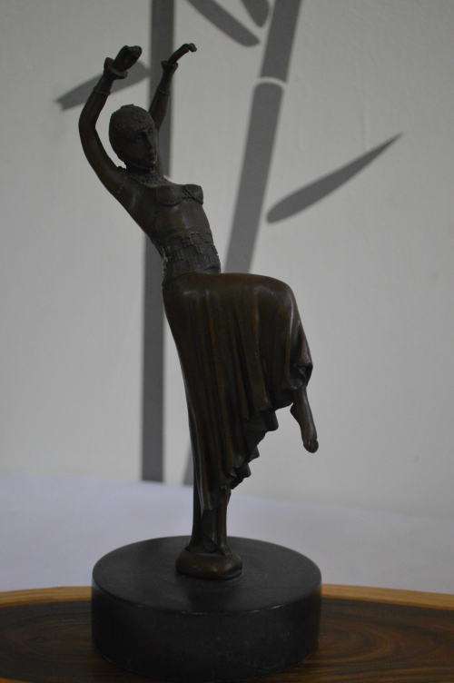 Beautiful `Chiparus` dancing bronze