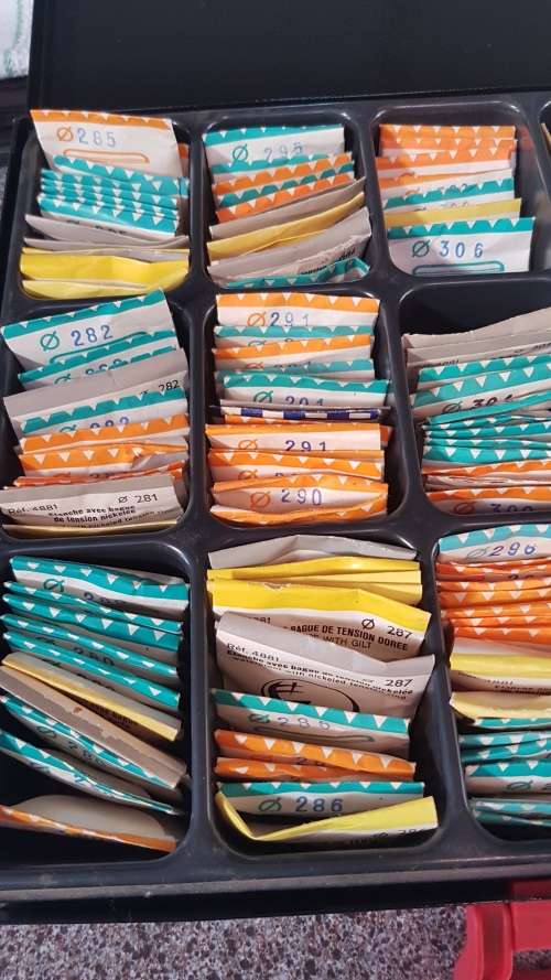 Large box of assorted watch glasses excl box