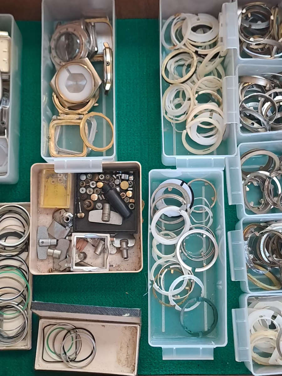 Draw 20 assorted watch spares