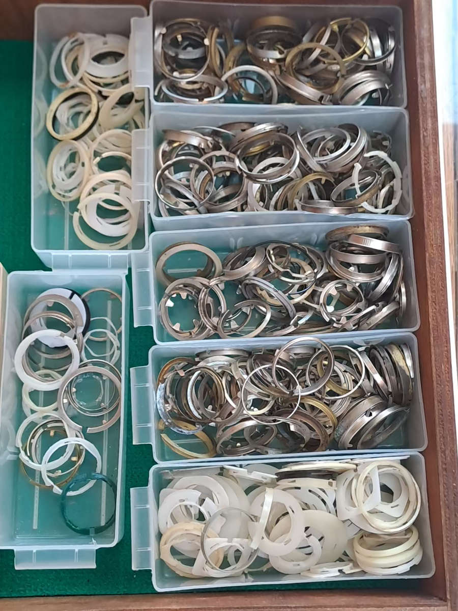 Draw 20 assorted watch spares