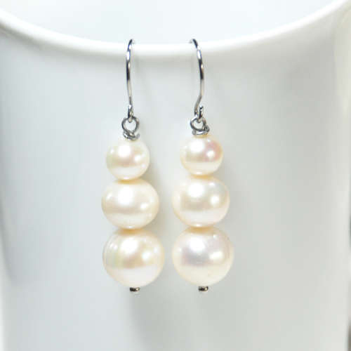 Atenea handmade Natural whiteFreshwater pearl earrings on stainless steel