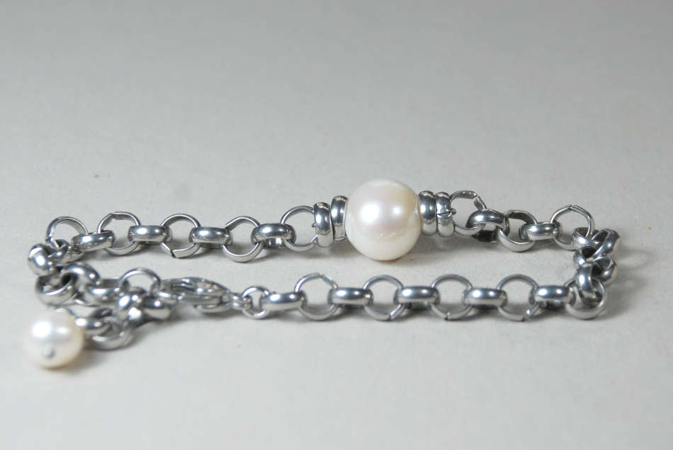 Atenea handmade natural 12mm Freshwatersingle pearl bracelet on bulky stainless steel rolo chain