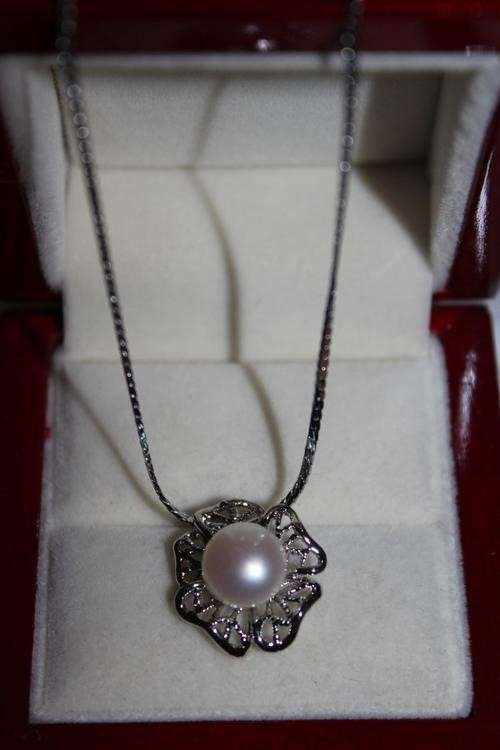 8-9mm Real Pearl Pendant with free Chain