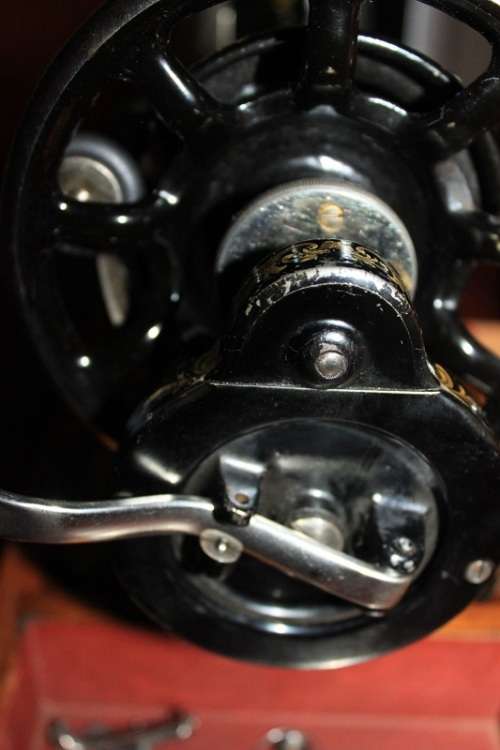 VINTAGE 1933 128K SINGER HAND CRANK SEWING MACHINE