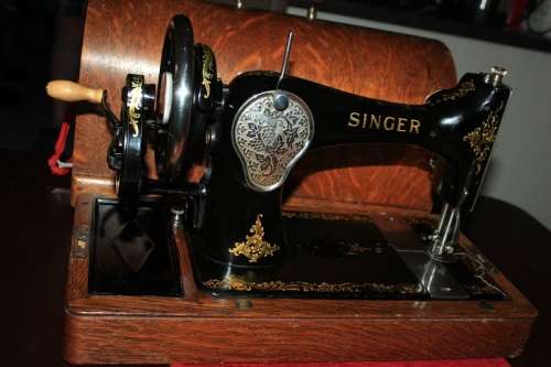 VINTAGE 1933 128K SINGER HAND CRANK SEWING MACHINE