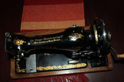 VINTAGE 1933 128K SINGER HAND CRANK SEWING MACHINE