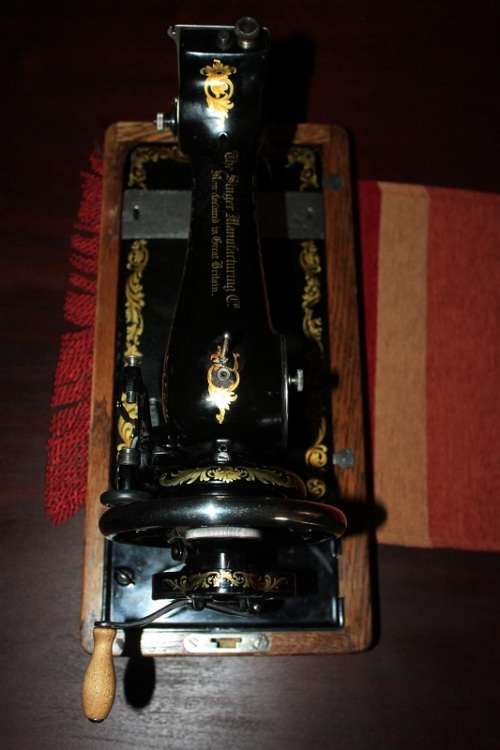 VINTAGE 1933 128K SINGER HAND CRANK SEWING MACHINE