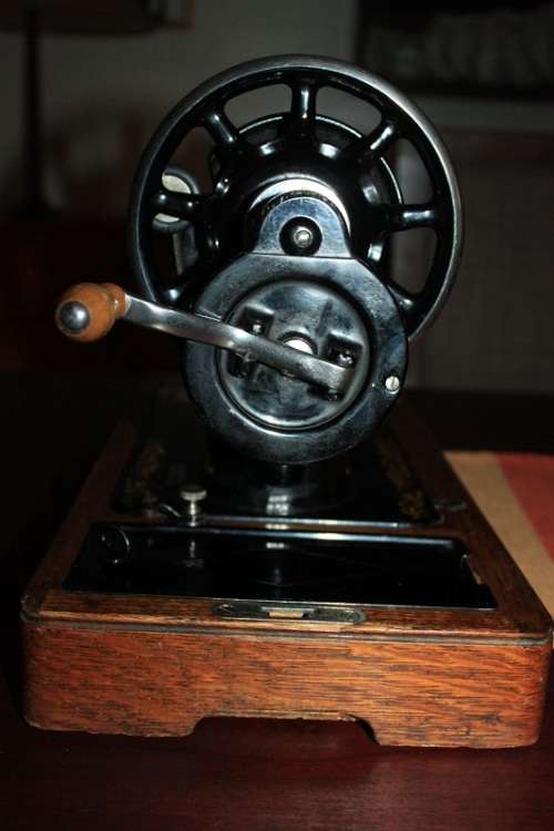 VINTAGE 1933 128K SINGER HAND CRANK SEWING MACHINE