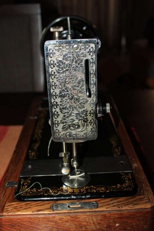 VINTAGE 1933 128K SINGER HAND CRANK SEWING MACHINE