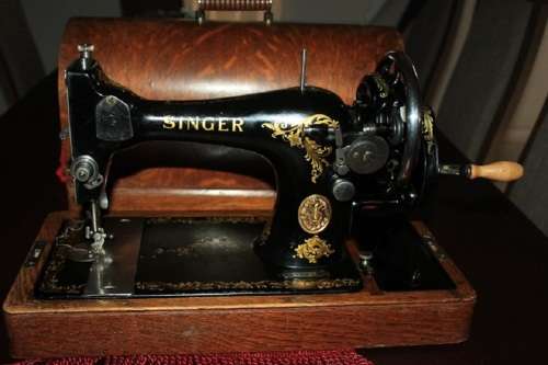 VINTAGE 1933 128K SINGER HAND CRANK SEWING MACHINE