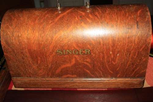 VINTAGE 1933 128K SINGER HAND CRANK SEWING MACHINE