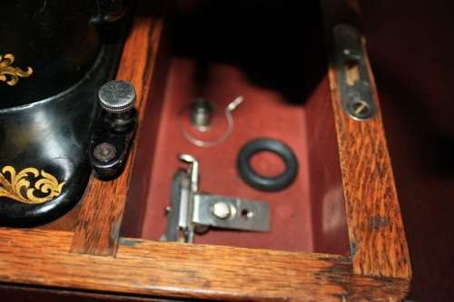 VINTAGE 1933 128K SINGER HAND CRANK SEWING MACHINE