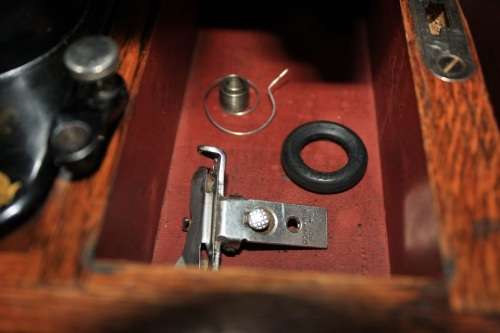 VINTAGE 1933 128K SINGER HAND CRANK SEWING MACHINE