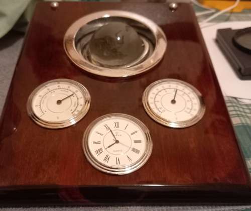 COLLECTABLE MAHOGANY WOOD GLOBE WITH INLAYS (PLUS 2 FREE GIFTS)