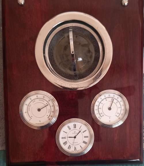 COLLECTABLE MAHOGANY WOOD GLOBE WITH INLAYS (PLUS 2 FREE GIFTS)