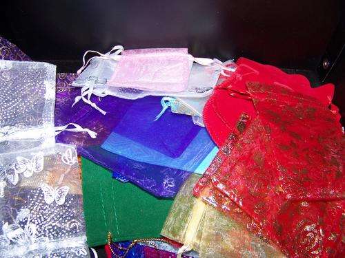 GIFT BAGS - JOB LOT OF DIFFERENT SIZES AND COLOURS CRAZY R1 START