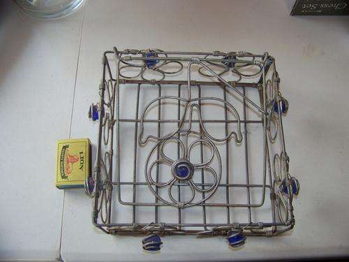 SERVIETTE HOLDER MADE OUT OF WIRE