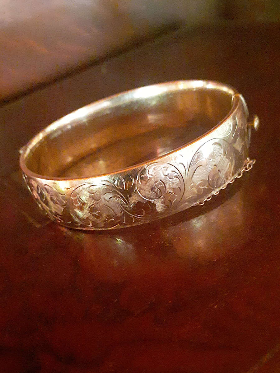 Vintage 9CT Gold Metal Core  Engraved Hinged  Bracelet Aprox 30 grams