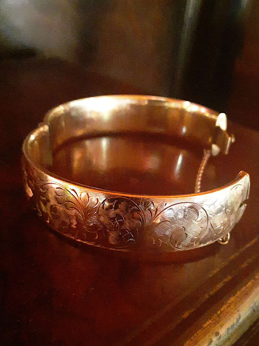 Vintage 9CT Gold Metal Core  Engraved Hinged  Bracelet Aprox 30 grams