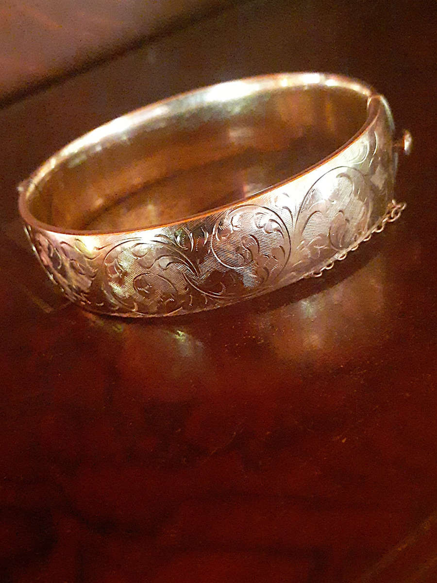 Vintage 9CT Gold Metal Core  Engraved Hinged  Bracelet Aprox 30 grams