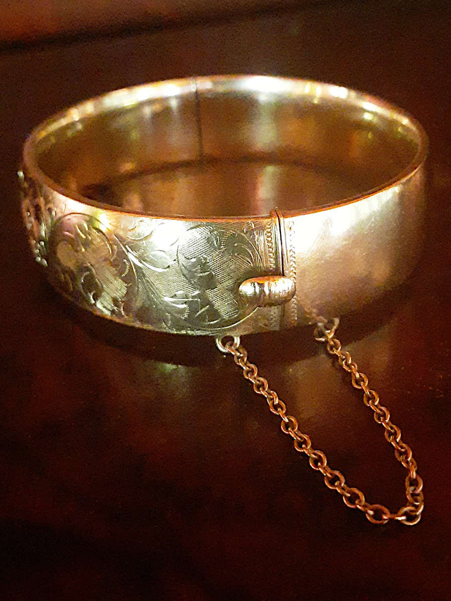 Vintage 9CT Gold Metal Core  Engraved Hinged  Bracelet Aprox 30 grams