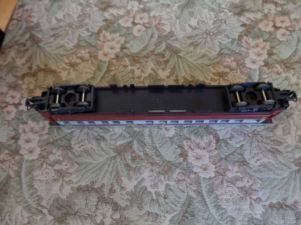 Lima 2nd class passenger coach golden series