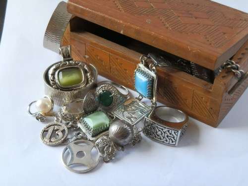 Jewelry lot in a jewelry box (4) - seven (7) days to pay