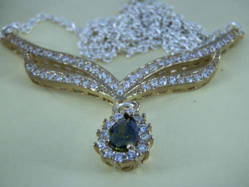 Necklace with green stone - seven (7) days to pay.