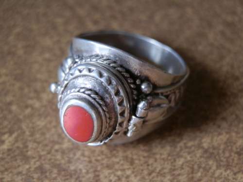 Sterling silver (10.8 g) poison ring