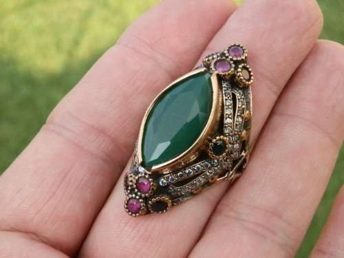 Sterling silver (12.9 g) emerald, ruby and blue sapphire ring