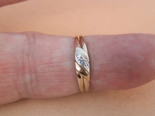 9 ct Gold diamond ring.