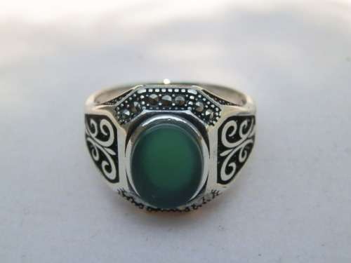 Very nice SOLID sterling silver gents ring - weight 6.6 g.