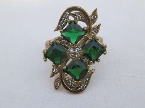 Elegant sterling silver ring with green gems - weight 6.8 g.