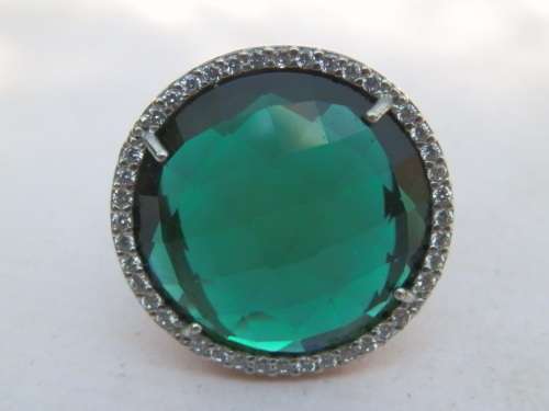 Gorgeous sterling silver ring with lovely green stone - weight 9.5 g.
