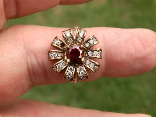 Lovely sterling silver flower like ring - weight 5.6 g.