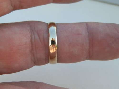 Elegant vintage 9 ct gold wedding ring.