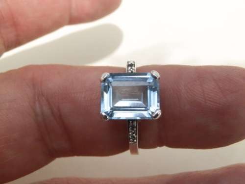 Gorgeous SOLID sterling silver 3 ct aquamarine ring - weight 3.9 g.  Thirty (30) days to pay.