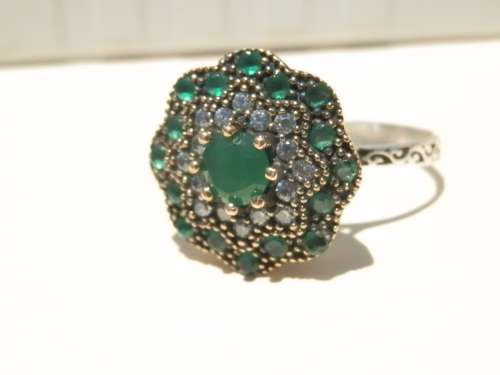 Beautiful sterling silver emerald cluster ring - weight 4 g.