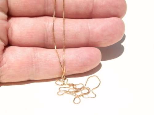 Elegant 9 ct gold neck chain