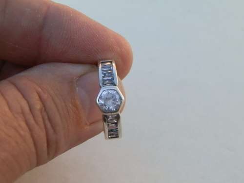 Very nice solid sterling silver ring - weight 4 g.